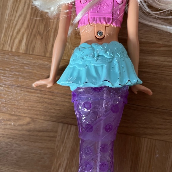 Mermaid Barbie with Light Up Tail - Picture 4 of 5
